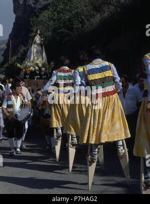 DANZA DE LOS ZANCOS FRENTE A LA IMAGEN DE SANTA MARIA MAGDALENA. Posizione: FIESTA, ANGUIANO, La Rioja, Spagna. Foto Stock