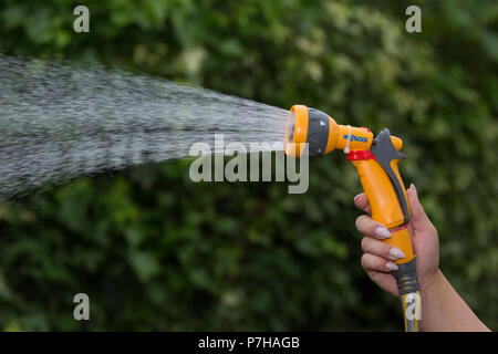 Un utilizza un tubo flessibile nel Nottinghamshire prima di un eventuale divieto di tubo flessibile takeseffect NEL REGNO UNITO. Foto Stock