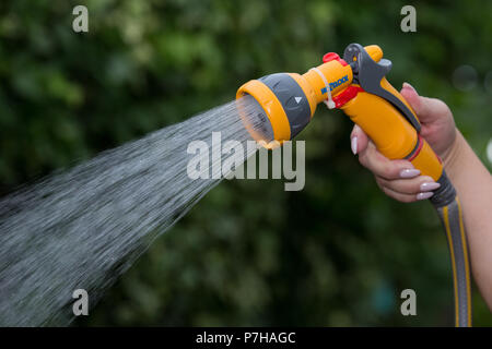 Un utilizza un tubo flessibile nel Nottinghamshire prima di un eventuale divieto di tubo flessibile takeseffect NEL REGNO UNITO. Foto Stock