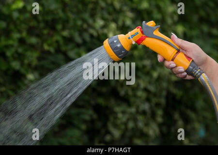 Un utilizza un tubo flessibile nel Nottinghamshire prima di un eventuale divieto di tubo flessibile takeseffect NEL REGNO UNITO. Foto Stock
