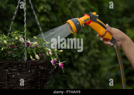 Un utilizza un tubo flessibile nel Nottinghamshire prima di un eventuale divieto di tubo flessibile takeseffect NEL REGNO UNITO. Foto Stock