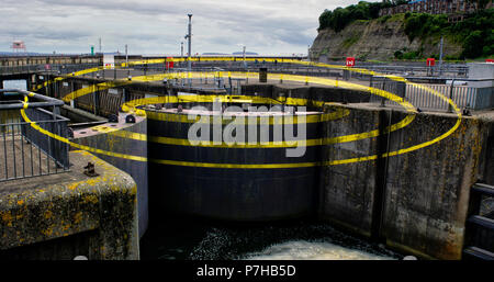 La Baia di Cardiff Barrage illusione ottica di Felice Verini. Galles del Sud Foto Stock