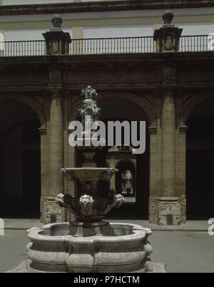 Il patio principale-ANTIGUA FABRICA DE TABACOS-FUENTE. Posizione: Universidad, Sevilla, Sevilla, Spagna. Foto Stock