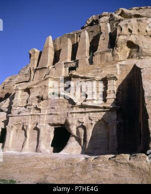 TUMBA DE LOS OBELISCOS (ARRIBA) Y TRICLINIO DE BAB EL-siq. Posizione: esterno, PETRA. Foto Stock