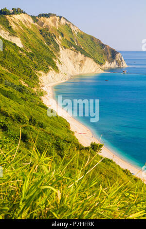 Estate Mare Adriatico bay e la fioritura Spiaggia La spiaggia di Mezzavalle vicino a Portonovo e la città di Ancona nella regione Marche. Foto Stock