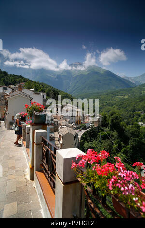 Castelli della regione Abruzzo d'Italia. Il Gran Sasso è in background. Foto Stock