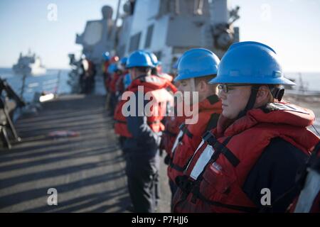 180628-N-EV253-012 Mare di Norvegia (28 giugno 2018) velisti assegnati alle visite-missile destroyer USS Bulkeley (DDG 84) preparare per un rifornimento in corso con la British Royal ausiliario della flotta di navi cisterna di rifornimento RFA Tidespring (A136). Bulkeley attualmente distribuito come parte di Harry Truman Carrier Strike gruppo. Con USS Harry Truman (CVN 75) come ammiraglia, distribuito strike gruppo unità includono personale, di navi e di aeromobili di Carrier Strike gruppo Otto (CSG 8), Destroyer Squadron due otto (DESRON 28) e Carrier aria Wing uno (CVW-1); come pure Sachsen-classe fregata tedesca FGS Hess Foto Stock