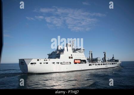 180628-N-EV253-022 Mare di Norvegia (28 giugno 2018) La British Royal ausiliario della flotta di navi cisterna di rifornimento RFA Tidespring (A136) conduce un rifornimento in corso con la visita-missile destroyer USS Bulkeley (DDG 84). Bulkeley attualmente distribuito come parte di Harry Truman Carrier Strike gruppo. Con USS Harry Truman (CVN 75) come ammiraglia, distribuito strike gruppo unità includono personale, di navi e di aeromobili di Carrier Strike gruppo Otto (CSG 8), Destroyer Squadron due otto (DESRON 28) e Carrier aria Wing uno (CVW-1); come pure Sachsen-classe fregata tedesca FGS Assia (F221). (U.S. Navy p Foto Stock