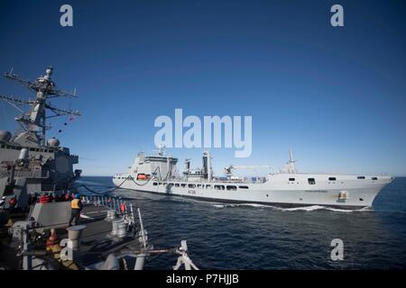 180628-N-EV253-117 Mare di Norvegia (28 giugno 2018) le visite-missile destroyer USS Bulkeley (DDG 84) conduce un rifornimento in corso con la British Royal ausiliario della flotta di navi cisterna di rifornimento RFA Tidespring (A136). Bulkeley attualmente distribuito come parte di Harry Truman Carrier Strike gruppo. Con USS Harry Truman (CVN 75) come ammiraglia, distribuito strike gruppo unità includono personale, di navi e di aeromobili di Carrier Strike gruppo Otto (CSG 8), Destroyer Squadron due otto (DESRON 28) e Carrier aria Wing uno (CVW-1); come pure Sachsen-classe fregata tedesca FGS Assia (F221). (U.S. Navy p Foto Stock