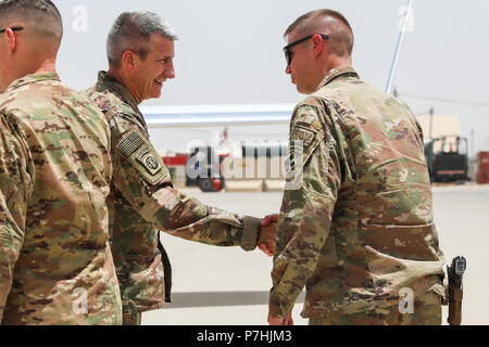 KANDAHAR AIRFIELD, Afghanistan (30 giugno 2018) -- STATI UNITI Esercito Col. Dave Zinn, destra, vice comandante per treno, consigliare e assistere Command-South, saluta U.S. Esercito il generale John W. Nicholson, commander per il sostegno deciso, Giugno 30, 2018 all'aeroporto a Kandahar, Afghanistan. Nicholson e altri leader RS ha viaggiato a Kandahar per assistere ad un trasferimento di autorità cerimonia per TAAC-sud. (U.S. Foto dell'esercito da Staff Sgt. Neysa Canfield/TAAC-Sud Affari pubblici) Foto Stock