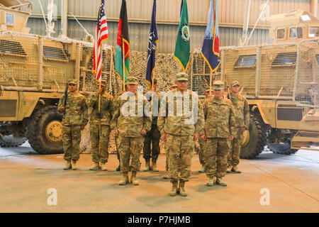 KANDAHAR AIRFIELD, Afghanistan (30 giugno 2018) -- STATI UNITI Esercito Brig. Gen. Jeffrey Smiley, comandante in arrivo per treno, consigliare e assistere Command-South, sinistra, U.S. Esercito il Mag. Gen. Andrew Poppas, vice capo del personale per le operazioni di sostegno deciso e il vice comandante generale per le operazioni per gli Stati Uniti Forces Afghanistan, centro e U.S. Esercito Brig. Gen. John Lathrop, comandante uscente per TAAC-sud, a destra la faccia verso il pubblico, 30 giugno 2018, durante un trasferimento di autorità cerimonia a Kandahar, Afghanistan. Lathrop, assegnato al quarantesimo divisione di fanteria, California Guardia nazionale, relinqu Foto Stock