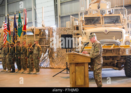 KANDAHAR AIRFIELD, Afghanistan (30 giugno 2018) -- STATI UNITI Esercito Brig. Gen. John Lathrop, comandante uscente per treno, consigliare e assistere Command-South, indirizzi pubblico, 30 giugno 2018, durante un trasferimento di autorità cerimonia a Kandahar, Afghanistan. Lathrop, assegnato al quarantesimo divisione di fanteria, California Guardia nazionale, rinunciato competente di TAAC-Sud a U.S. Esercito Brig. Gen. Jeffrey Smiley, comandante in arrivo. (U.S. Foto dell'esercito da Staff Sgt. Neysa Canfield/TAAC-Sud Affari pubblici) Foto Stock