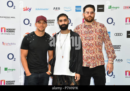 Kesi Dryden, Amir Amor e pontili Agget di rudimentali frequentando il Nordoff Robbins O2 Silver Clef Awards 2018, tenutasi al Grosvenor House Hotel di Londra. Foto Stock