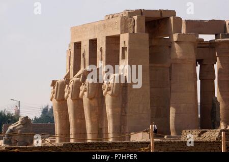 Egipto. Ramesseum. Nombre dado al templo funerario erigir ordenado por Ramsés II, y situado en la necrópolis de Tebe, en la ribera occidental del río Nilo, Frente a la ciudad de Luxor. Foto Stock