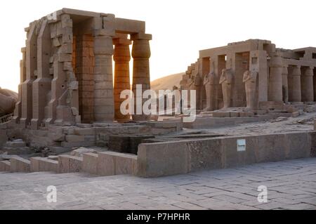 Egipto. Ramesseum. Nombre dado al templo funerario erigir ordenado por Ramsés II, y situado en la necrópolis de Tebe, en la ribera occidental del río Nilo, Frente a la ciudad de Luxor. Foto Stock