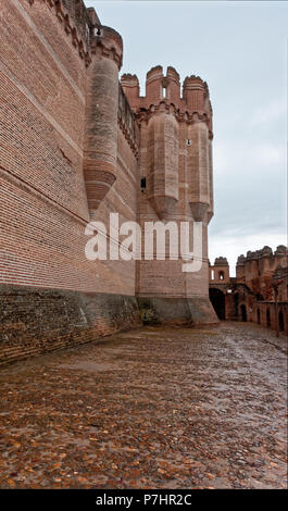 Coca, Segovia, Spagna - 09 Giugno 2018: Gotico Mudejar castello della famiglia Fonseca nella città di Coca, Segovia, Spagna Foto Stock