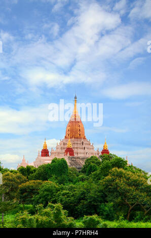 Il Tempio di Ananda, situato a Bagan, Myanmar. È un tempio buddista costruito nel 1105 d.c. durante il regno (1084 - 1113) del Re Kyanzittha del pagano Dyn Foto Stock