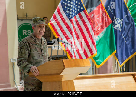 KABUL, Afghanistan (Luglio 4, 2018) - USA Esercito gen. John Nicholson, commander, risoluto sostegno e U.S. Forze - Afghanistan offre commento durante un giorno di indipendenza cerimonia al sostegno deciso in sede di Kabul, Afghanistan, 4 luglio 2018. Giorno di indipendenza, noto anche come "luglio quarta' e il 'quarta di luglio", è una vacanza che commemora l'adozione della dichiarazione di indipendenza il 4 luglio 1776. (Sostegno risoluto foto di Giordania Belser) Foto Stock