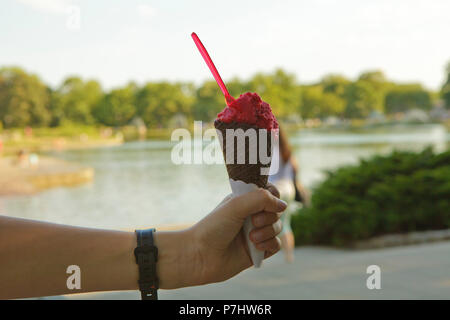 Gelato alla fragola, close up, estate, parco backround Foto Stock