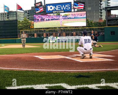 Col. Allison Miller getta la cermonial primo passo durante un Columbus Clippers baseball gioco Luglio 4, 2018. Il Columbus Clippers salute locale eroi militari durante il 4 di luglio Holiday in onore delle donne in campo militare, dove Col. Miller ha avuto l'onore di gettare il primo passo. (U.S. Air National Guard foto di Capt. Jordyn Sadowski/rilasciato) Foto Stock