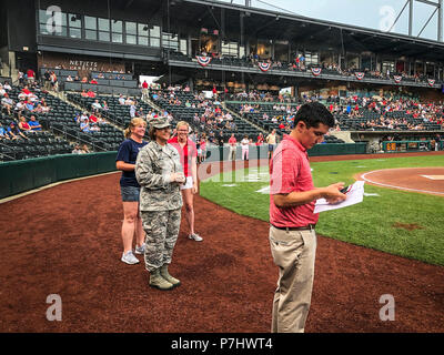 Col. Allison Miller getta la cermonial primo passo durante un Columbus Clippers baseball gioco Luglio 4, 2018. Il Columbus Clippers salute locale eroi militari durante il 4 di luglio Holiday in onore delle donne in campo militare, dove Col. Miller ha avuto l'onore di gettare il primo passo. (U.S. Air National Guard foto di Capt. Jordyn Sadowski/rilasciato) Foto Stock