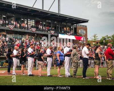 Col. Allison Miller getta la cermonial primo passo durante un Columbus Clippers baseball gioco Luglio 4, 2018. Il Columbus Clippers salute locale eroi militari durante il 4 di luglio Holiday in onore delle donne in campo militare, dove Col. Miller ha avuto l'onore di gettare il primo passo. (U.S. Air National Guard foto di Capt. Jordyn Sadowski/rilasciato) Foto Stock