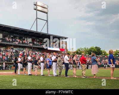 Col. Allison Miller getta la cermonial primo passo durante un Columbus Clippers baseball gioco Luglio 4, 2018. Il Columbus Clippers salute locale eroi militari durante il 4 di luglio Holiday in onore delle donne in campo militare, dove Col. Miller ha avuto l'onore di gettare il primo passo. (U.S. Air National Guard foto di Capt. Jordyn Sadowski/rilasciato) Foto Stock