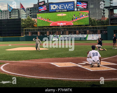 Col. Allison Miller getta la cermonial primo passo durante un Columbus Clippers baseball gioco Luglio 4, 2018. Il Columbus Clippers salute locale eroi militari durante il 4 di luglio Holiday in onore delle donne in campo militare, dove Col. Miller ha avuto l'onore di gettare il primo passo. (U.S. Air National Guard foto di Capt. Jordyn Sadowski/rilasciato) Foto Stock