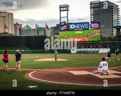 Col. Allison Miller getta la cermonial primo passo durante un Columbus Clippers baseball gioco Luglio 4, 2018. Il Columbus Clippers salute locale eroi militari durante il 4 di luglio Holiday in onore delle donne in campo militare, dove Col. Miller ha avuto l'onore di gettare il primo passo. (U.S. Air National Guard foto di Capt. Jordyn Sadowski/rilasciato) Foto Stock