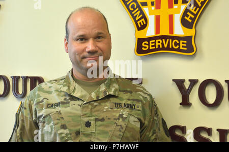 Lt. Col. Daniel in contanti, il vice comandante per servizi clinici a Kenner Army Health Clinic, ha servito nell'esercito per tredici anni e i crediti di servizio per preparare il percorso per praticare la medicina. (Foto di Amy Perry) Foto Stock