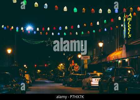 Alta Via di notte, in Little Italy, Baltimore, Maryland Foto Stock