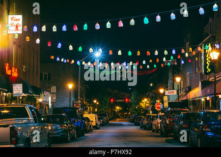 Alta Via di notte, in Little Italy, Baltimore, Maryland Foto Stock