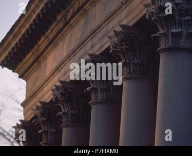 DETALLE DE LOS CAPITELES DE ORDEN CORINTIO DE LA COLUMNATA DEL PORTICO AL ATARDECER - 1790-1808 - NEOCLASICISMO ESPAÑOL. Autore: Juan de Villanueva (1739-1811). Posizione: OBSERVATORIO astronomico, MADRID, Spagna. Foto Stock