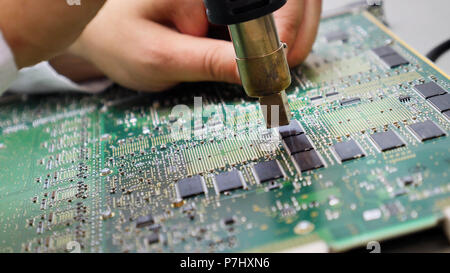 Scheda elettronica a circuito stampato con molti componenti elettrici Foto Stock