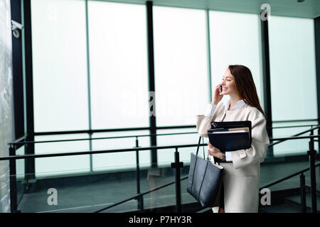 Ritratto di giovane imprenditrice andando a office Foto Stock