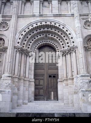 PUERTA MERIDIONAL O PUERTA DEL OBISPO DE LA CATEDRAL DE ZAMORA - SIGLO XII - ROMANICO ESPAÑOL. Posizione: Catedral, Zamora, Spagna. Foto Stock