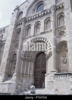 PUERTA MERIDIONAL O PUERTA DEL OBISPO DE LA CATEDRAL DE ZAMORA - SIGLO XII - ROMANICO ESPAÑOL. Posizione: Catedral, Zamora, Spagna. Foto Stock