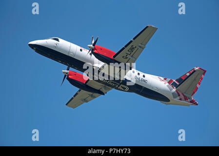 Loganair Saab 340 G-LGNC decollo dall'aeroporto di Inverness su di esso il volo giornaliero a Stornoway nelle Ebridi Esterne. Foto Stock