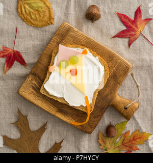 Colazione per bambini in stile sandwich come un aquilone sul pannello di legno Foto Stock