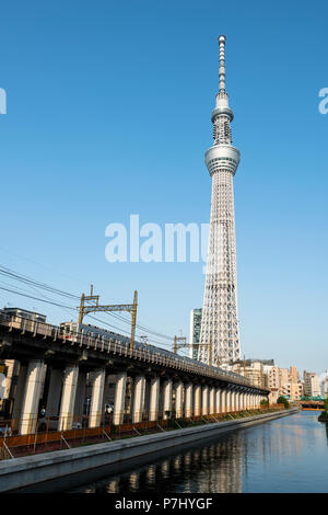 Tokyo Skytree e un treno sul Tobu Skytree Linea, Tokyo Giappone Foto Stock