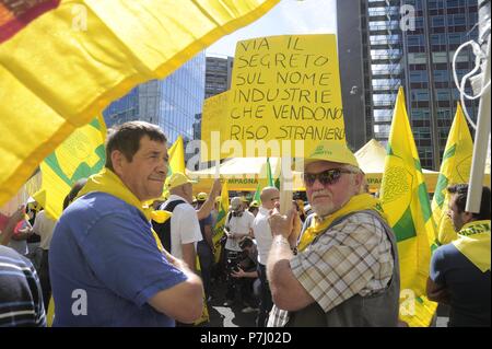 Milano (Italia), la dimostrazione della Coldiretti agricoltori' organizzazione in segno di protesta contro l'importazione di riso dal lontano oriente paesi e a sostegno della produzione nazionale Foto Stock