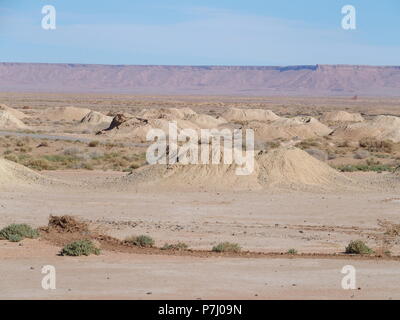 Meraviglioso panorama di Ketthara, un pozzo di acqua a africana di sabbia del deserto del Sahara paesaggi vicino alla città di Erfoud in Marocco con cielo blu chiaro nel 2017 freddo Foto Stock