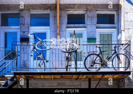 Tre biciclette su un balcone a Montreal Foto Stock