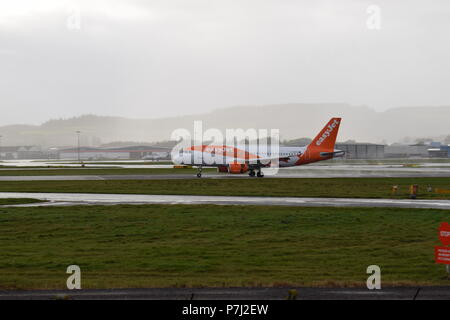 EasyJet Airbus A319 atterraggio all'Aeroporto di Aberdeen Foto Stock