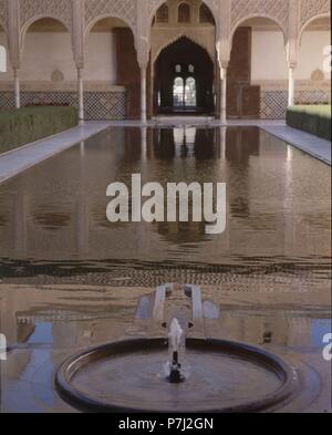 PALACIO DE COMARES-S XIV ARQUITECTURA NAZARI-REFLEJADA en el agua de La Alberca. Posizione: ALHAMBRA-PATIO DE ARRAYANES, Granada, Spagna. Foto Stock