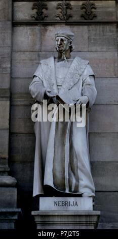 ESCULTURA DE NEBRIJA (1441-1522) EN LA FACHADA DE LA BIBLIOTECA NACIONAL - REALIZADA A FINALES del siglo XIX, Autore: NOGUES ANSELMO. Posizione: Biblioteca Nacional-EDIFICIO, MADRID, Spagna. Foto Stock