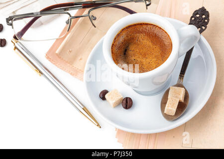 Caffè e quotidiani isolati su sfondo bianco. Foto Stock