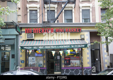 Quartiere bodega (mini market) su East 104th Street in East Harlem, New York City. Foto Stock