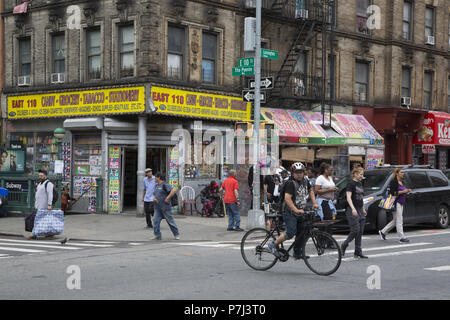 Quartiere di East Harlem anche noto come Spanish Harlem lungo la Lexington Avenue in New York City. Foto Stock