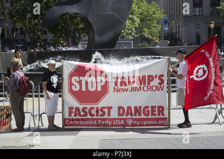 In una giornata nazionale di protesta contro la crudele e ingiusto trattamento delle famiglie a messicano di frontiera USA migliaia di Newyorkesi raccolse e hanno marciato oltre il Ponte di Brooklyn parlare fuori contro il fascista come le politiche di immigrazione del Trump Amministrazione. Foto Stock